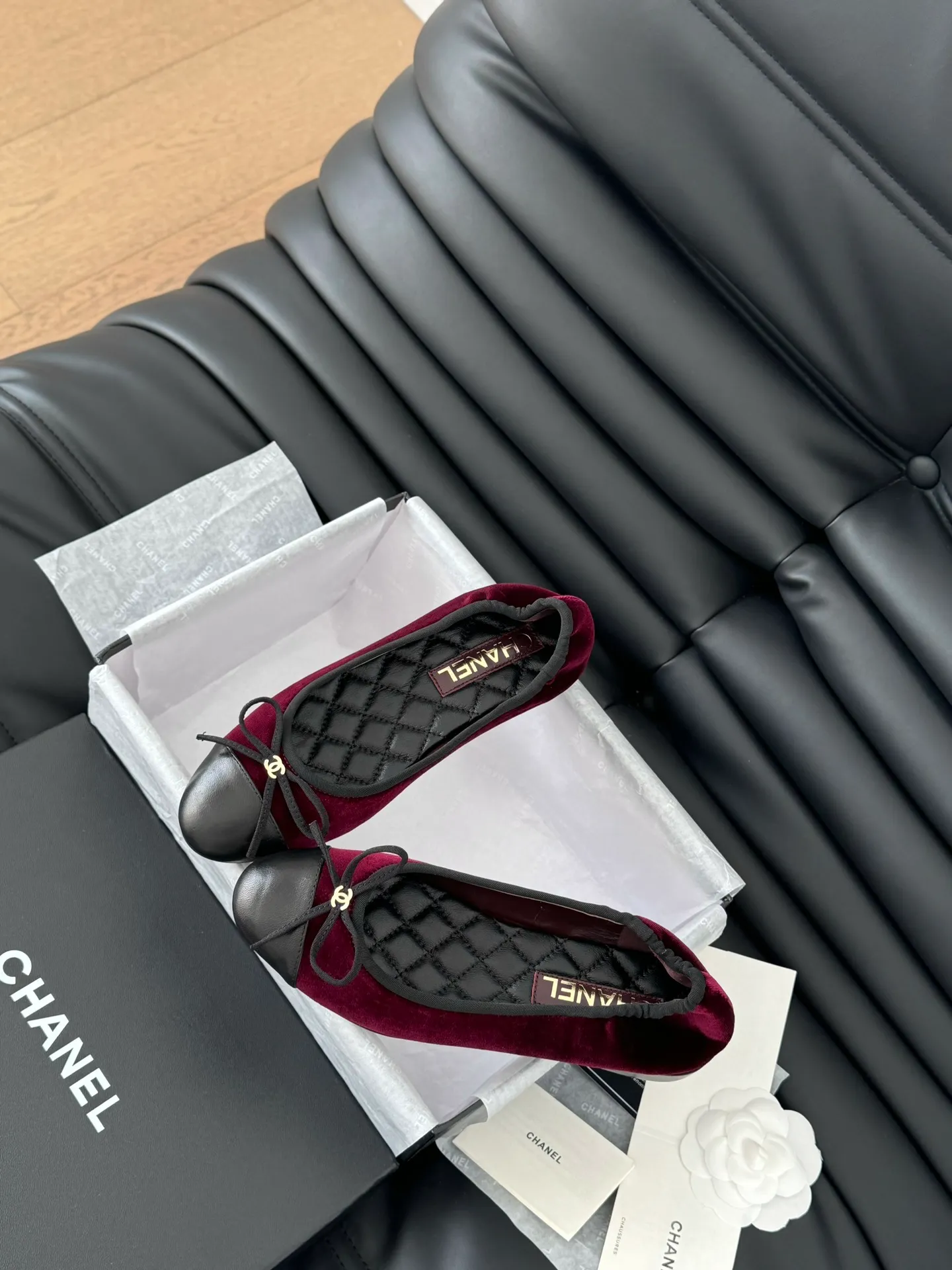 👟👟Ex-factory price 520👟👟 Chanel Xiaoxiang 25C new bow shoe series, original 1:1 replica, a classic among classics. It is perfect whether paired with trousers or skirts. The small round toe design is very good at modifying the foot shape. A must-have for little fairies! The upper is made of imported lambskin, the lining is made of top-grade mixed sheepskin, and the outsole is imported Italian cowhide. Size: 35-39 (40/41/42/43 customized)